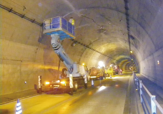 トンネル補修工事（道路）
